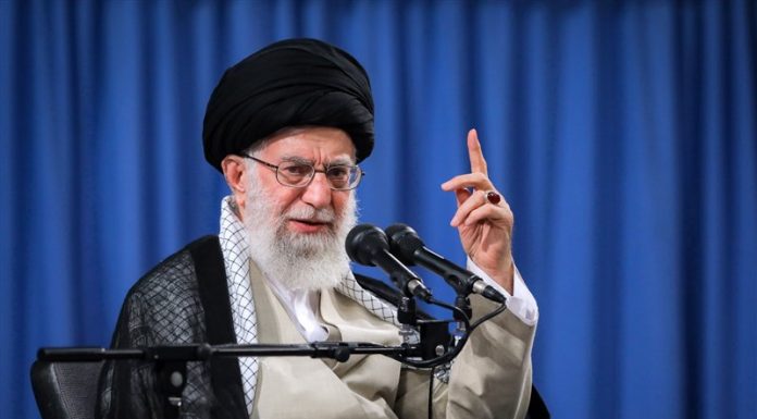 Khamenei aux dirigeants du régime: avec stabilité et résistance, supportez les pressions et ne vous arrêtez pas