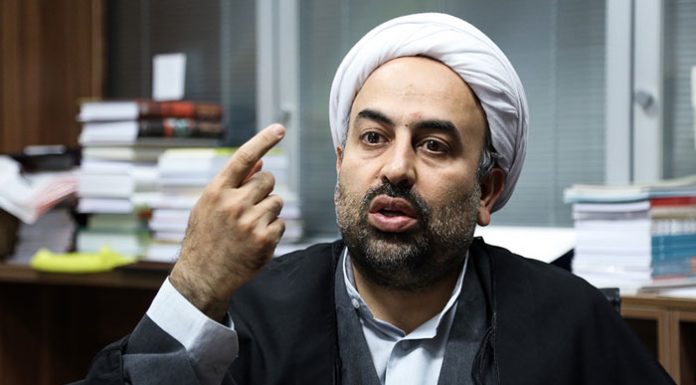 Clergyman près de la maison de Khamenei: les gens m’ont craché dessus et m’ont insulté sévèrement