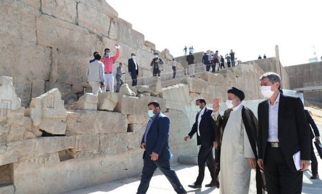 Ibrahim Raisi insulting Iranians in Persepolis